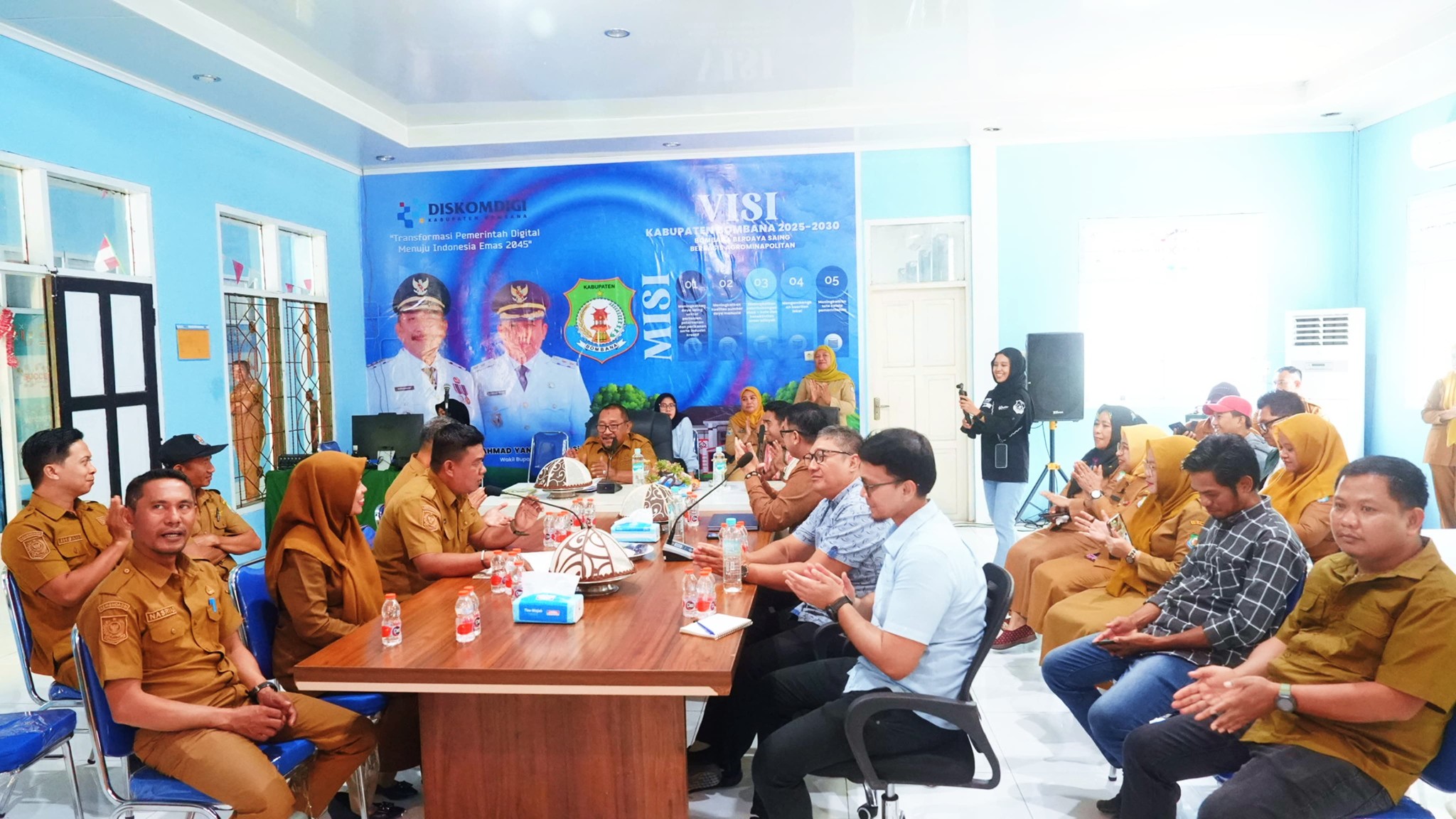 Bupati Bombana, Ir. H. Burhanuddin, M.Si didampingi Kepala Dinas Kominfos, Abdul Muslikh, S.Pd., M.Si, beserta jajaran pejabat struktural dan staf, menyambut dengan hangat Kunjungan Komisi Informasi