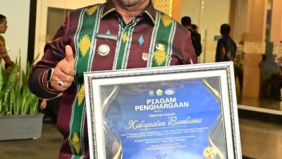 Ketgam: Bupati Bombana Ir. H. Burhanuddin, M.Si usai Menerima Penghargaan di Kegiatan Rapat Koordinasi Daerah Pembinaan dan Pengawasan (Rakorda Binwas) yang digelar Inspektorat Daerah Provinsi Sultra di Claro Hotel Kendari, Kamis (20/11/2025)