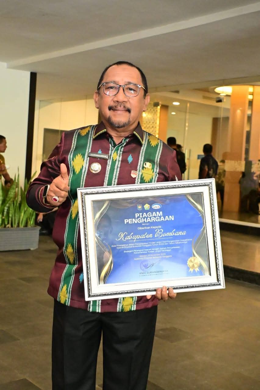 Ketgam: Bupati Bombana Ir. H. Burhanuddin, M.Si usai Menerima Penghargaan di Kegiatan Rapat Koordinasi Daerah Pembinaan dan Pengawasan (Rakorda Binwas) yang digelar Inspektorat Daerah Provinsi Sultra di Claro Hotel Kendari, Kamis (20/11/2025)