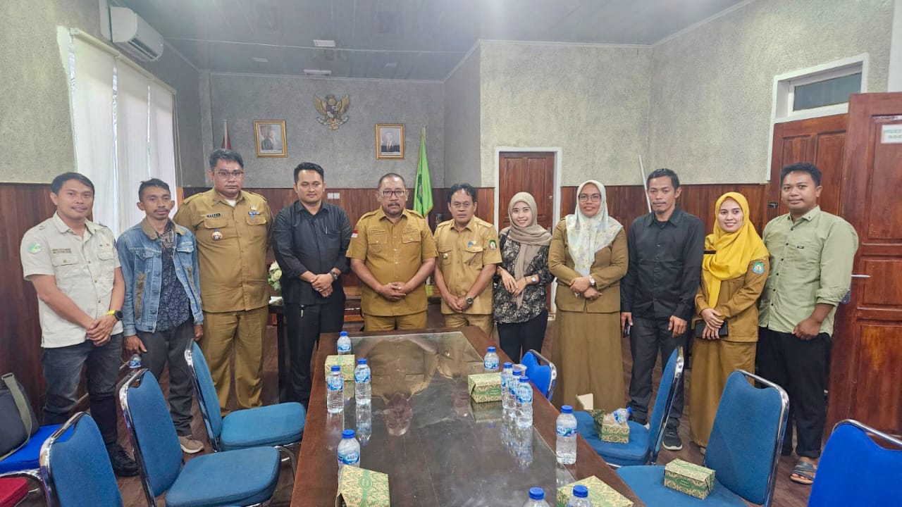 Ketgam: Pertemuan Honorer kategori R4 dengan Bupati Bombana yang difasilitasi Anggota DPRD Yudi Utama Arsyad di Aula Paviliun Rumah Jabatan Bupati Bombana, pada Senin, 3 November 2025.