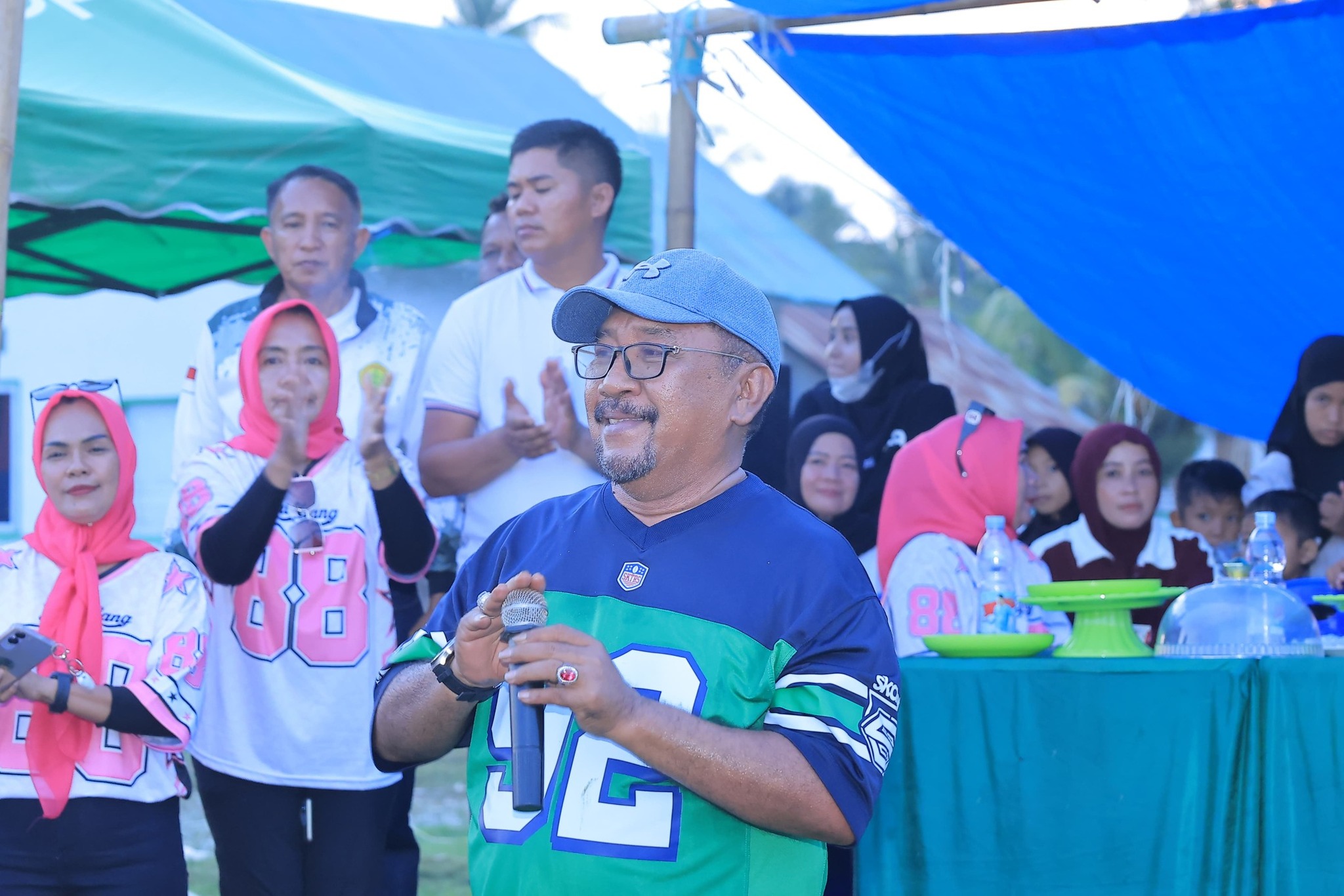 Ketgam: Bupati Bombana Ir. H. Burhanuddin, M.Si saat Memberikan Sambutan di Acara Penutupan Turnamen Sepak Bola Massanra Buana Cup I di Lapangan Sepak Bola Kelurahan Bambaea, Kecamatan Poleang Timur, pada Sabtu 1 November 2025