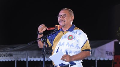 ketgat: Bupati Bombana Ir. Burhanuddin, M.Si saat Memberikan Sambutan di Acara Pembukaan Pekan Olah Raga dan Seni (PORSENI) Persatuan Guru Republik Indonesia (PGRI) Kabupaten Bombana di Lapangan Merdeka Rumbia, Selasa 28 Oktober 2025.