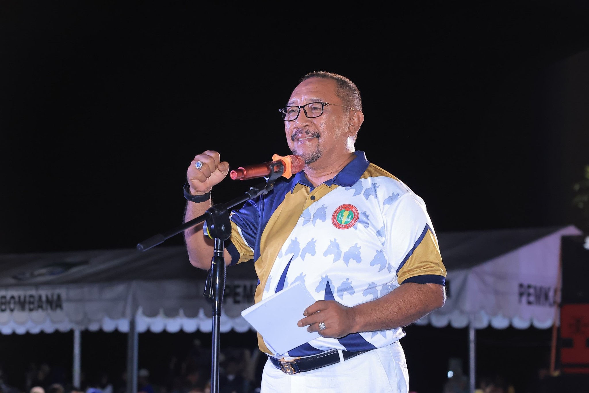 ketgat: Bupati Bombana Ir. Burhanuddin, M.Si saat Memberikan Sambutan di Acara Pembukaan Pekan Olah Raga dan Seni (PORSENI) Persatuan Guru Republik Indonesia (PGRI) Kabupaten Bombana di Lapangan Merdeka Rumbia, Selasa 28 Oktober 2025.
