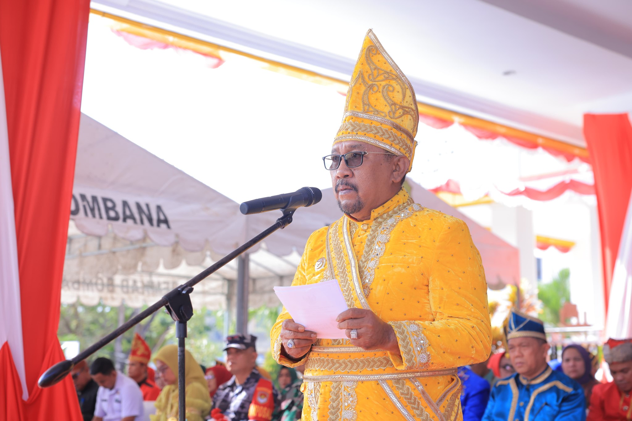 Ketgam: Bupati Bombana Ir. Burhanuddin, M.Si saat Menyampaikan amana di upacara peringatan Hari Sumpah Pemuda ke-97 di Halaman Kantor Bupati Bombana, Selasa 28 Oktober 2025.