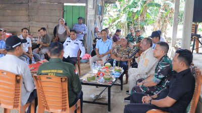 Ketgam: Buapati Bombana Ir. H. Burhanuddinm, M.Si (Baju Tactical Cream) Saat Melaksanakan Kunjungan Kerja Di Desa Biru Kecamatan Poleang Timur, Kamis 30 Oktober 2025.