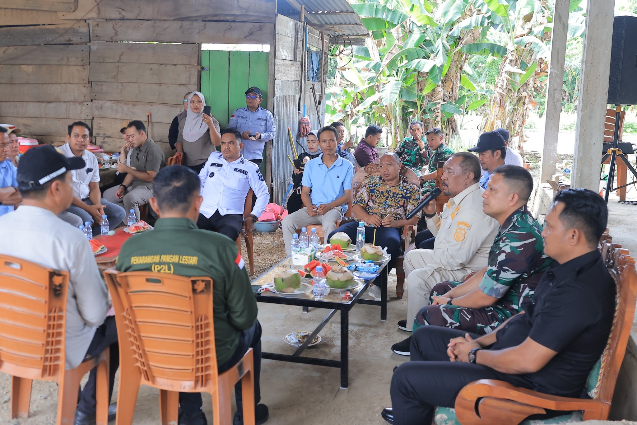 Ketgam: Buapati Bombana Ir. H. Burhanuddinm, M.Si (Baju Tactical Cream) Saat Melaksanakan Kunjungan Kerja Di Desa Biru Kecamatan Poleang Timur, Kamis 30 Oktober 2025.
