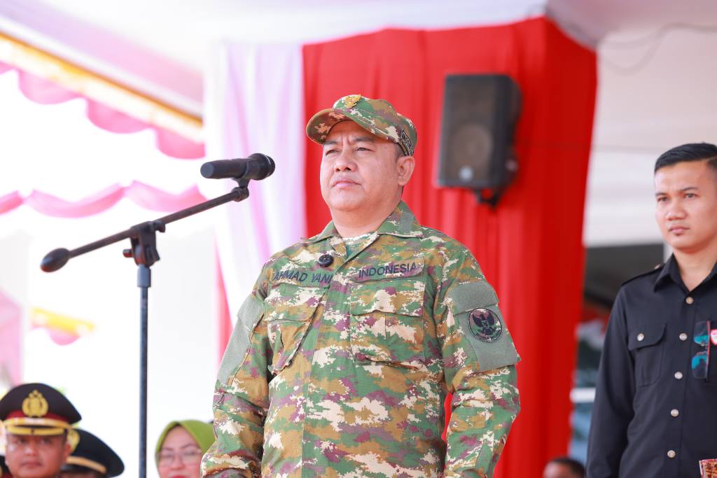 Ketgam: Wakil Bupati Bombana, Ahmad Yani, S.Pd., M.Si Saat Menjadi Inspektur Upacara di Upacara Peringatan Hari Pahlawan di Halaman Kantor Bupati Bombana Senin 10 November 2025.