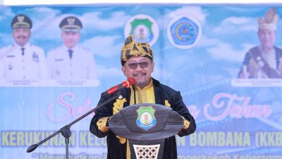Ketgam: Bupati Bombana Ir. H. Burhanuddin saat Memberikan Sambutan di Acara Peringatan Hari Ulang Tahun ke-2 Kerukunan Keluarga Buton Bombana (KKB-B) yang digelar di RTH eks MTQ Bombana, Minggu 2 November 2025.