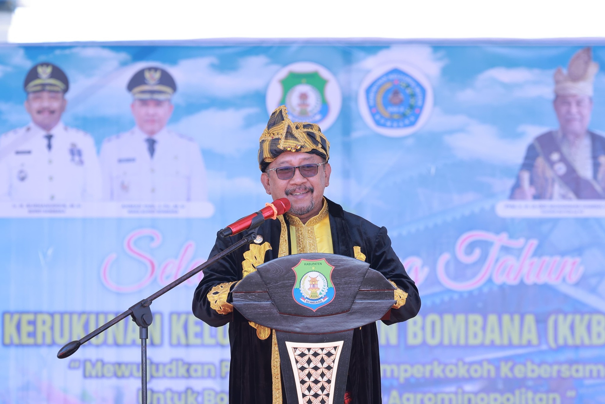 Ketgam: Bupati Bombana Ir. H. Burhanuddin saat Memberikan Sambutan di Acara Peringatan Hari Ulang Tahun ke-2 Kerukunan Keluarga Buton Bombana (KKB-B) yang digelar di RTH eks MTQ Bombana, Minggu 2 November 2025.