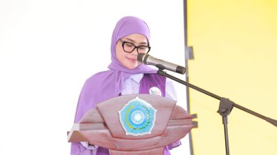 Ketgam: Ketua TP PKK Kabupaten Bombana Hj. Fatmawati Kasim Marewa, S.Sos, Saat Memberikan Sambutan di Kegiatan Sosialisasi Pos Pelayanan Terpadu (Posyandu) 6 Standar Pelayanan Minimal (SPM) dan Pemeriksaan Kesehatan Gratis di Kantor Camat Rarowatu Utara, Kamis 6 November 2025.