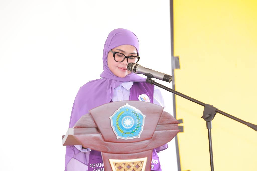 Ketgam: Ketua TP PKK Kabupaten Bombana Hj. Fatmawati Kasim Marewa, S.Sos, Saat Memberikan Sambutan di Kegiatan Sosialisasi Pos Pelayanan Terpadu (Posyandu) 6 Standar Pelayanan Minimal (SPM) dan Pemeriksaan Kesehatan Gratis di Kantor Camat Rarowatu Utara, Kamis 6 November 2025.