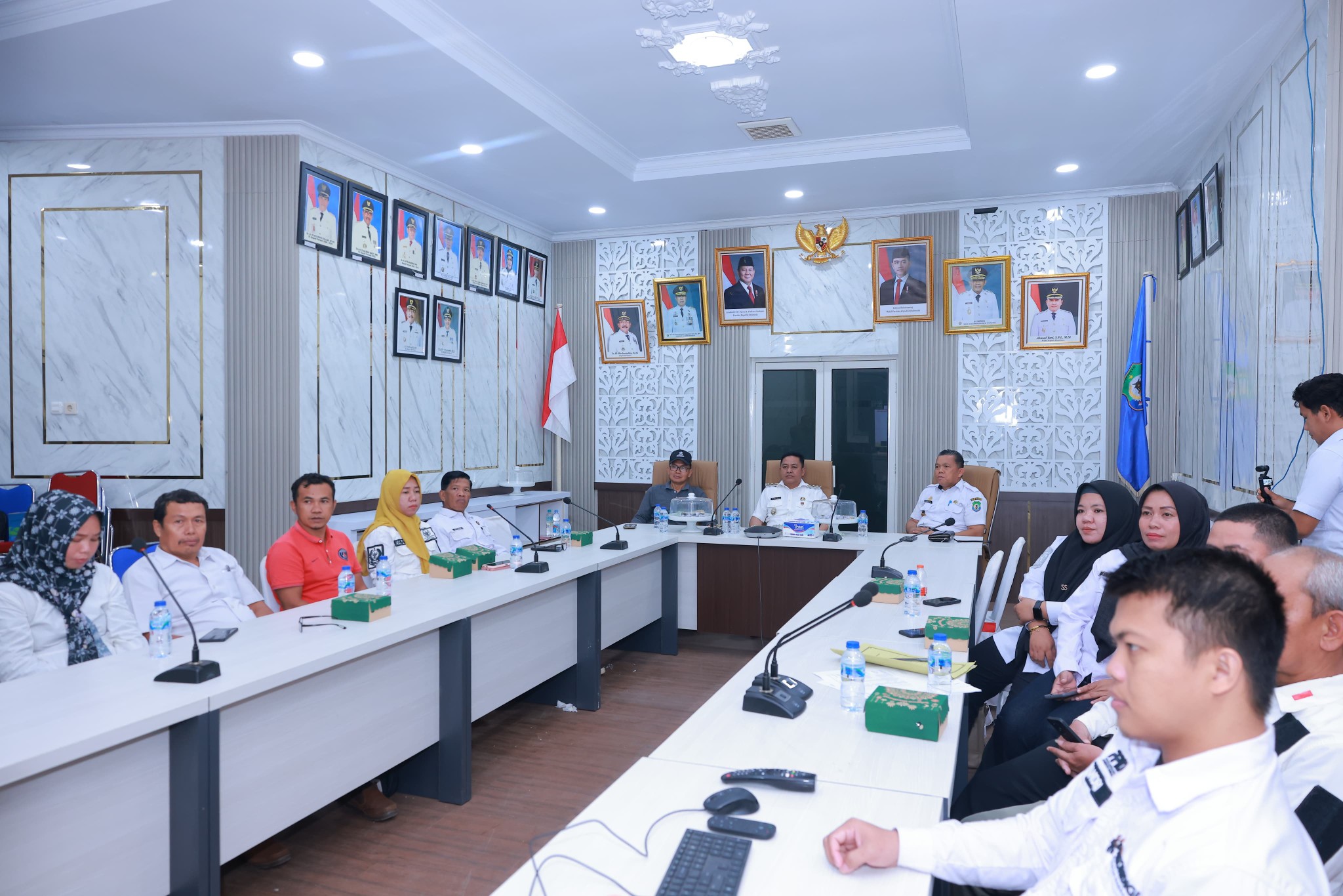 Ketgam: Suasana Rapat Koordinasi Nasional (Rakornas) Sinkronisasi Tata Ruang Pertahanan secara daring melalui aplikasi zoom meeting di Ruang Rapat Measa Laro Lt. 2 Setda Bombana, Rabu 12 November 2025.