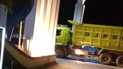 Ketgam: Mobil Sepuluh Roda Saat Memasuki Area Pelabuhan Kasipute Kecamatan Rumbia Bombana. Selasa 05 November 2025 Pukul 21.37 WITA.