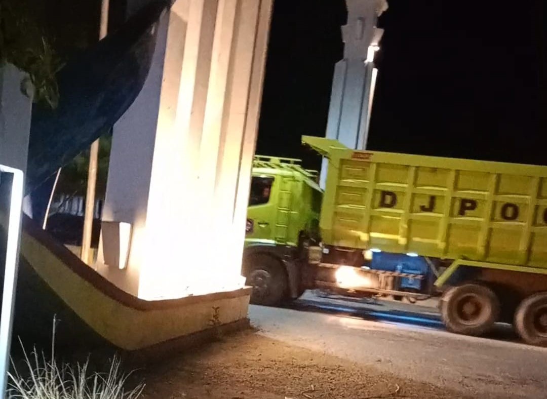 Ketgam: Mobil Sepuluh Roda Saat Memasuki Area Pelabuhan Kasipute Kecamatan Rumbia Bombana. Selasa 05 November 2025 Pukul 21.37 WITA.