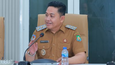 Wakil Bupati Bombana Ahmad Yani, S.Pd., M.Si saat Pinpin Rapat Dalam Rangka Penilaian Adipura Kabupaten Bombana 2025 di Ruang Rapat Measa Laro Lantai 2 Kantor Bupati Bombana, Selasa 12 November 2025.