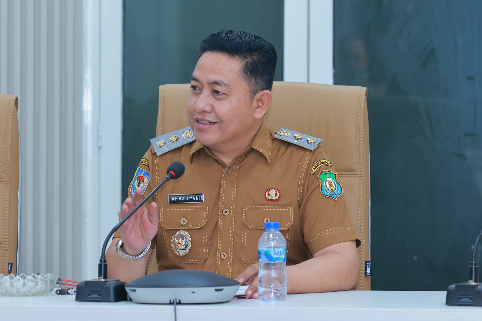 Wakil Bupati Bombana Ahmad Yani, S.Pd., M.Si saat Pinpin Rapat Dalam Rangka Penilaian Adipura Kabupaten Bombana 2025 di Ruang Rapat Measa Laro Lantai 2 Kantor Bupati Bombana, Selasa 12 November 2025.