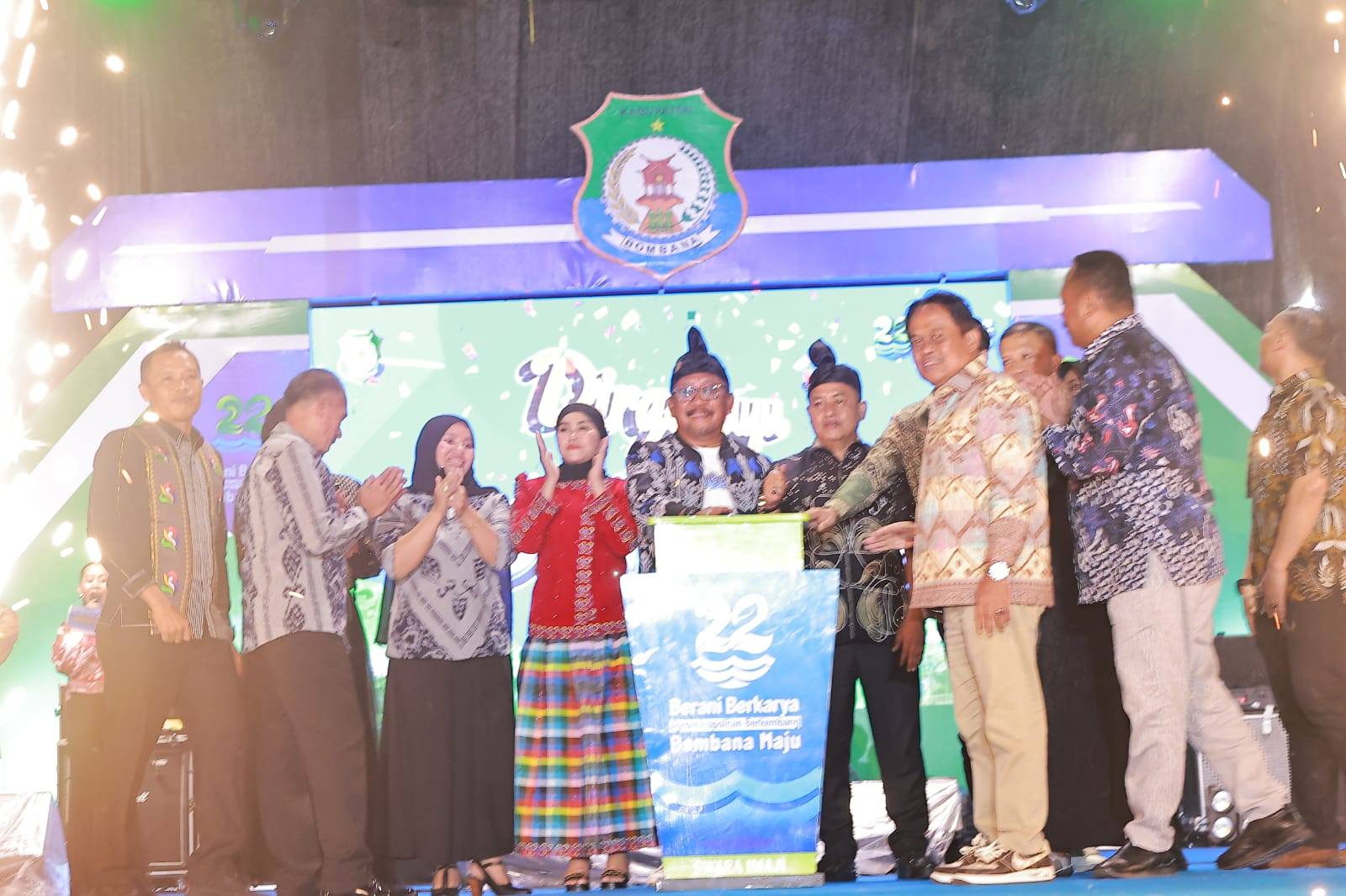 Bupati Bombana, Ir. H. Burhanuddin, M.Si bersama Wakil Bupati Bombana, Ahmad Yani, S.Pd., M.Si secara resmi membuka Pameran Pembangunan dan Program Satu Desa Satu Produk atau One Village One Product dalam rangka memeriahkan Hari Ulang Tahun ke-22 Kabupaten Bombana.