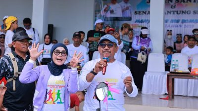 Bupati Bombana Ir. H. Burhanuddin, M.Si membuka kegiatan Jalan Santai dan Senam Jantung Sehat untuk memeriahkan Hari Ulang Tahun ke-22 Kabupaten Bombana