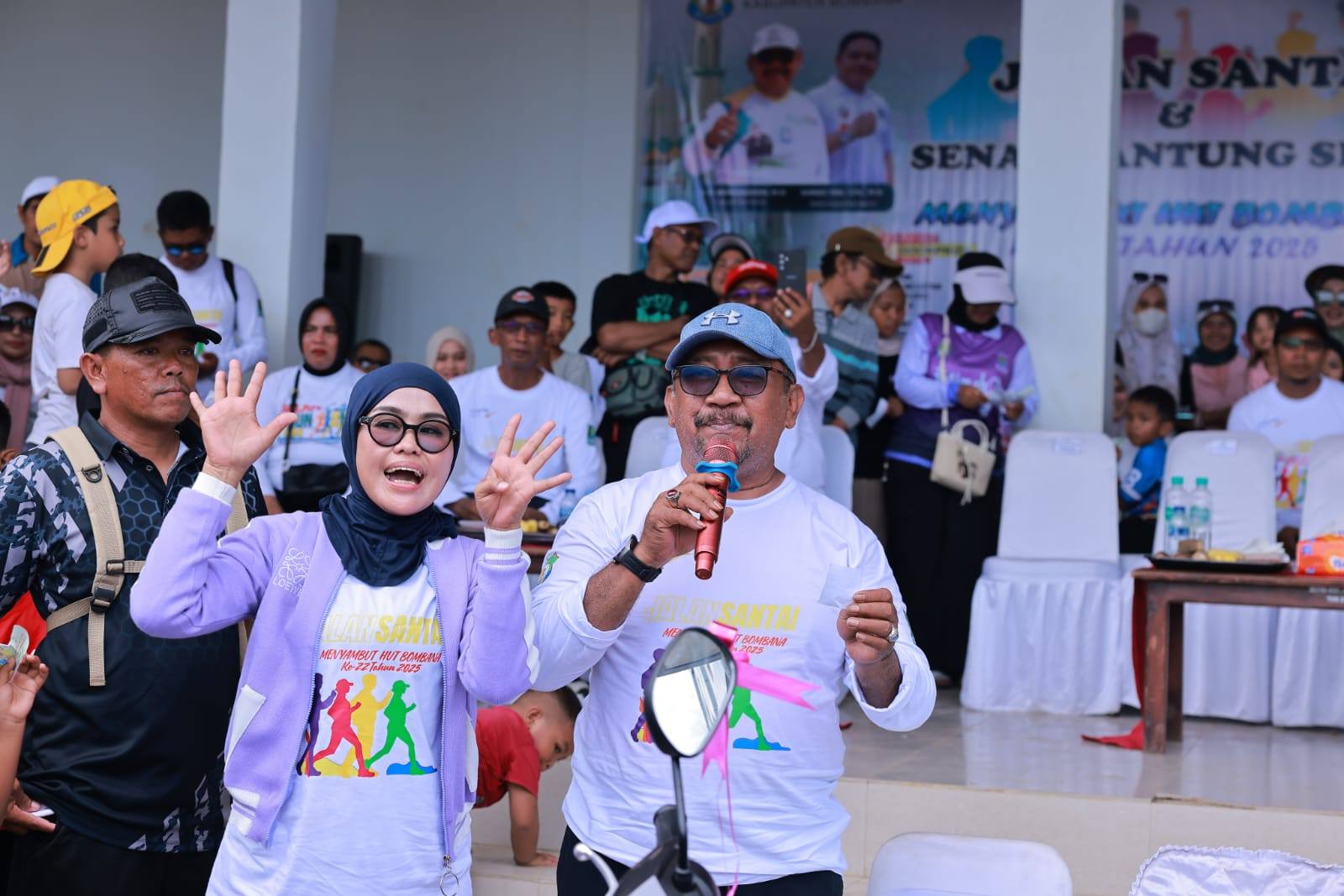 Bupati Bombana Ir. H. Burhanuddin, M.Si membuka kegiatan Jalan Santai dan Senam Jantung Sehat untuk memeriahkan Hari Ulang Tahun ke-22 Kabupaten Bombana