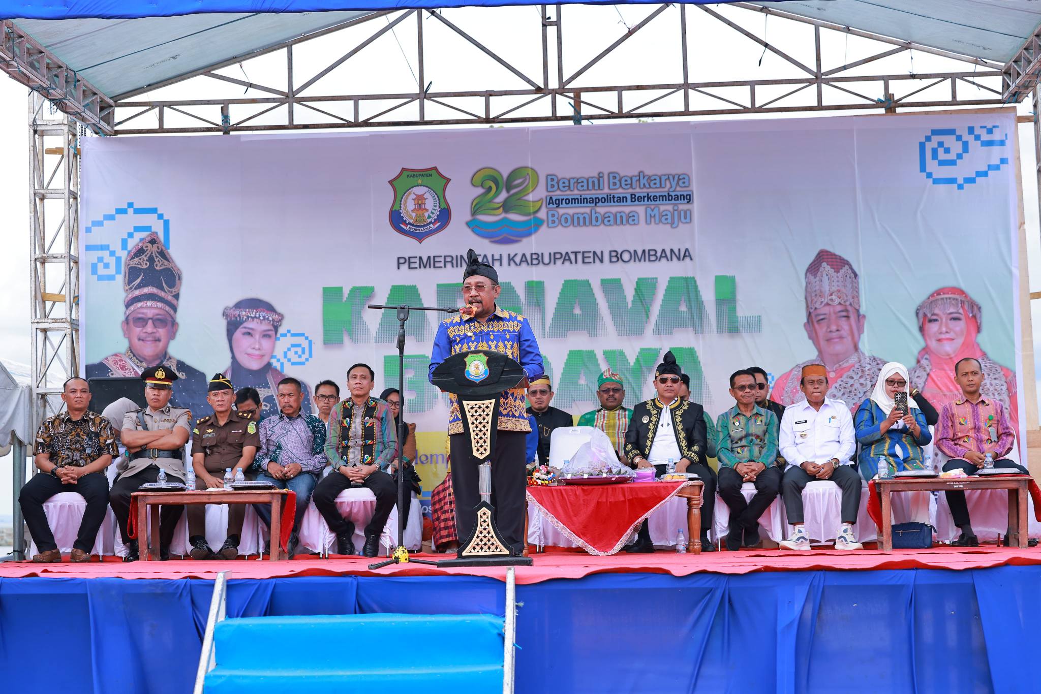 Bupati Bombana, Ir. H. Burhanuddin, M.Si memberikan sambutan dalam rangka kirab Budaya HUT Bombana ke 22 tahun