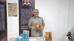 Ketgam: Penulis Buku Trilogi Moronene Kerajaan, Kolonialisme, dan Republik Bapak Ir. Kasra Jaru Munara, M.Sc. Usai Wawancara Kepada Awak Media, di Aula Kantor Dinas Perpustakaan Bombana, Kamis 18 Desember 2025.