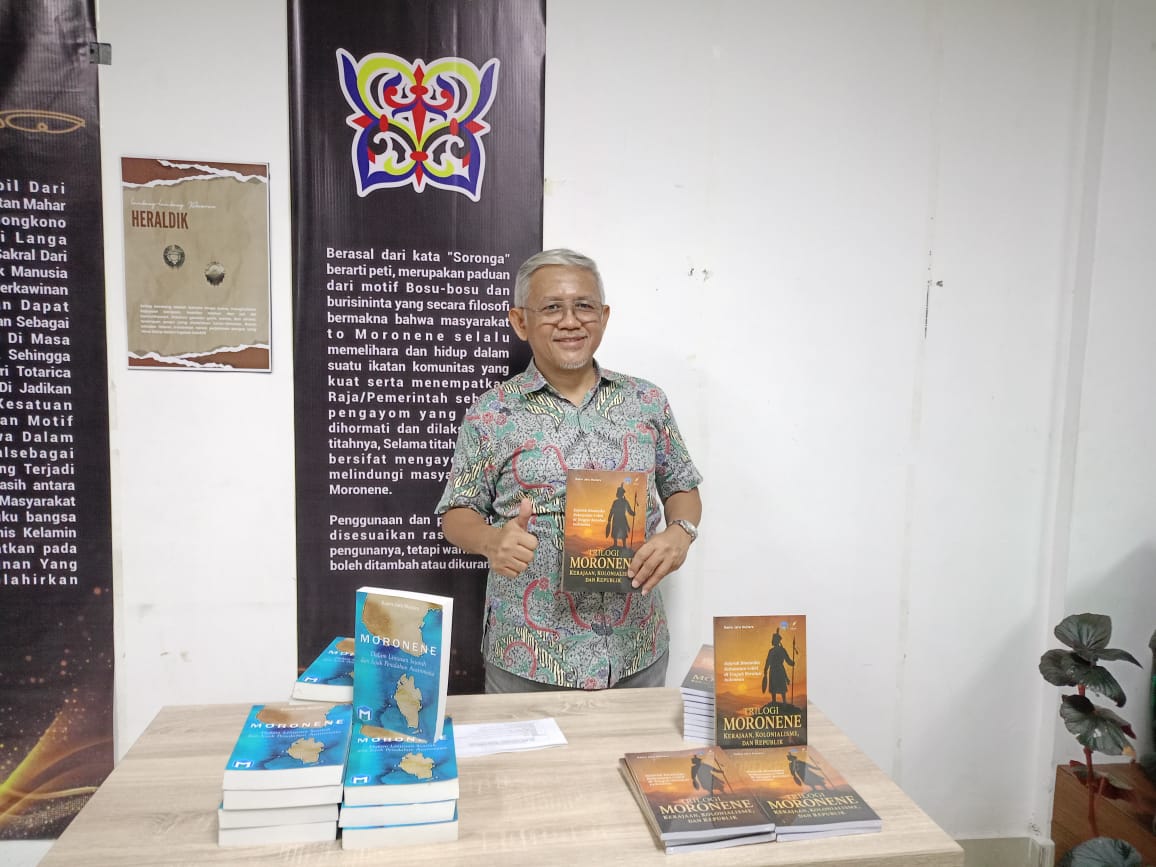 Ketgam: Penulis Buku Trilogi Moronene Kerajaan, Kolonialisme, dan Republik Bapak Ir. Kasra Jaru Munara, M.Sc. Usai Wawancara Kepada Awak Media, di Aula Kantor Dinas Perpustakaan Bombana, Kamis 18 Desember 2025.