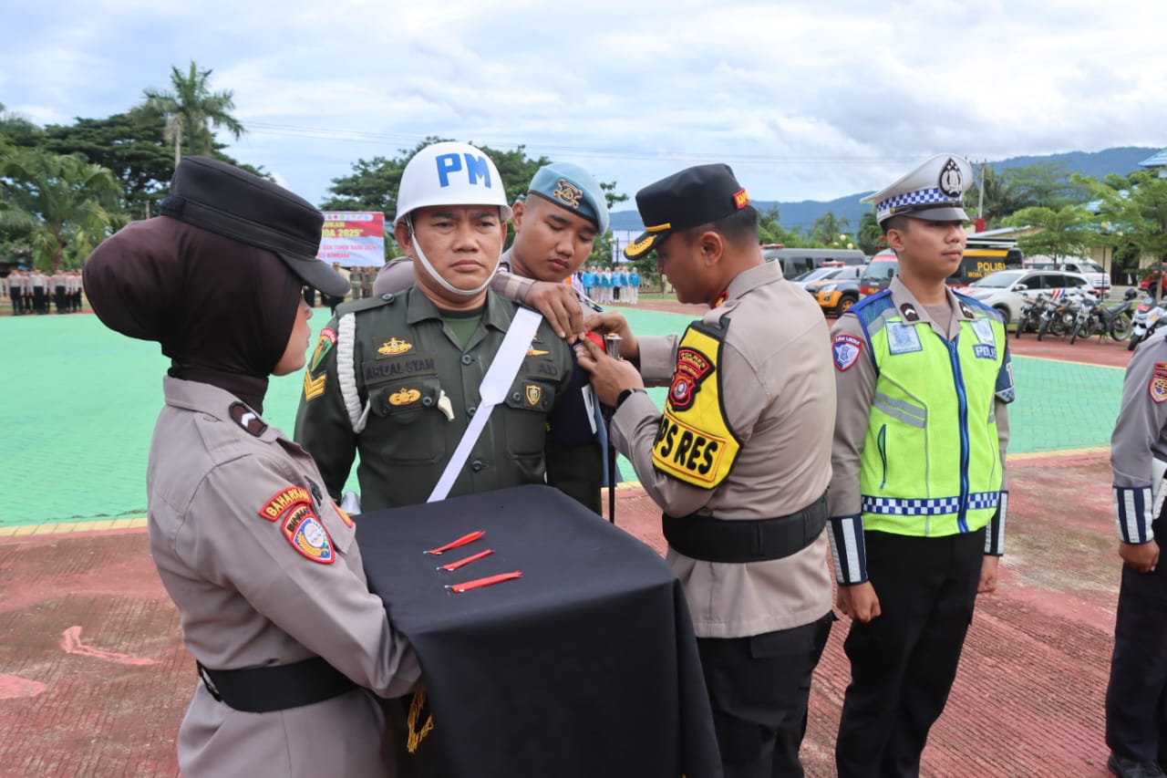 Ketgam: Penyematan pita tanda Operasi Lilin Anoa 2025 secara simbolis, Oleh Kapolres Bombana AKBP Wisnu Hadi, S.I.K., M.I.K., di Lapangan Tatag Trawang Tungga Polres Bombana, Kelurahan Lameroro. Jum'at 19 Desember 2025.