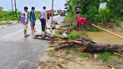 Kepedulian Polisi di Tengah Banjir, Puluhan Rumah di Bombana Terendam