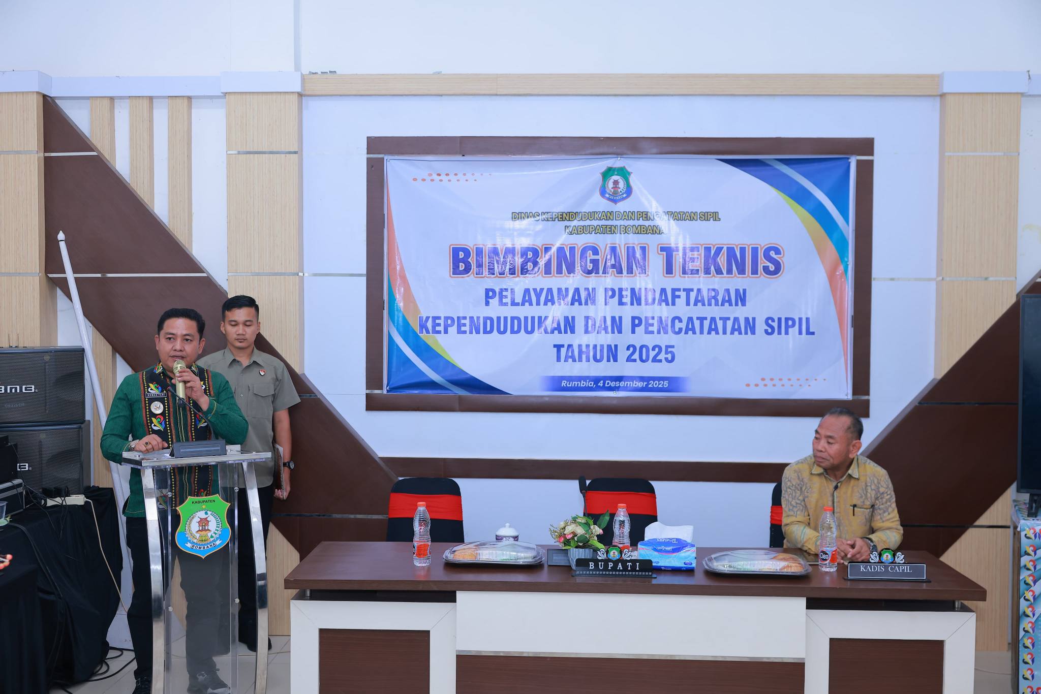Ketgam: Wakil Bupati Bombana Saat Membuka Kegiatan Bimbingan Teknis Pelayanan Pendaftaran Kependudukan dan Pencatatan Sipil Tahun 2025 yang diselenggarakan di Aula Bappeda Kabupaten Bombana, Kamis, 04 Desember 2025.