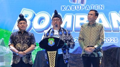 Ketgam: Buapti Bombana Ir. H. Burhanuddin, M.Si didampingi Wakil Bupati Bombana Ahmad Yani, S.Pd., M.Si (Samping Kanan) dan Ketua DPRD Bombana Iskandar, S.P (Samping Kiri) Saat Meberikan Sambutan dan Membuka Pameran Pembangunan dan Program Satu Desa Satu Produk (One Village One Product/OVOP), Senin malam 15 Desember 2025 di Ruang Terbuka Hijau Eks MTQ Rumbia.