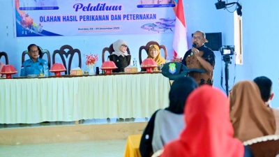 Ketgam: Bupati Bombana Ir. H. Burhanuddin, M.Si Saat Membuka Kegiatan Pelatihan Olahan Hasil Perikanan dan Peternakan di Aula Hotel Grand Lampusui Kamis, 04 Desember 2025.