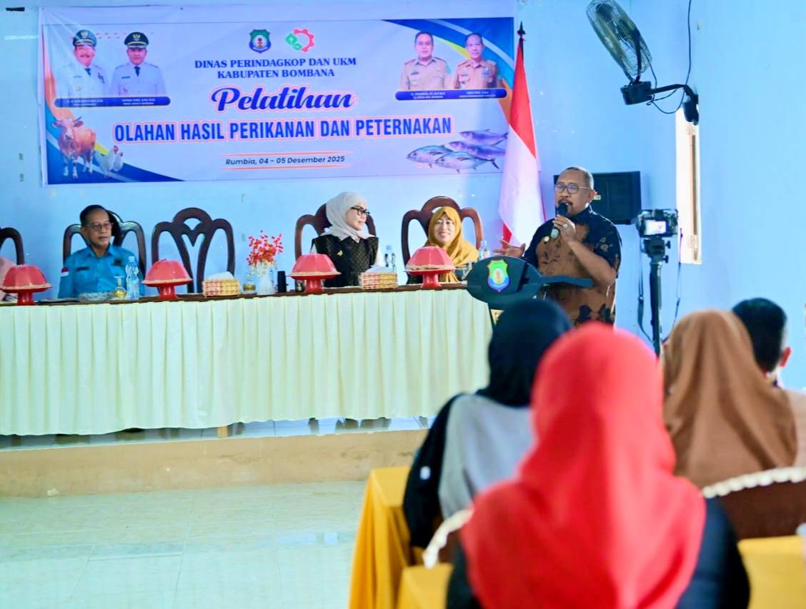 Ketgam: Bupati Bombana Ir. H. Burhanuddin, M.Si Saat Membuka Kegiatan Pelatihan Olahan Hasil Perikanan dan Peternakan di Aula Hotel Grand Lampusui Kamis, 04 Desember 2025.