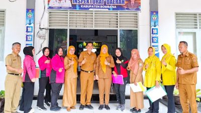Ketgam: Foto bersama di Depan Kantor Inspektorat Bombana usai dilakukan penilaian dalam lomba kebersihan antar OPD, Jum'at 19 Desember 2025
