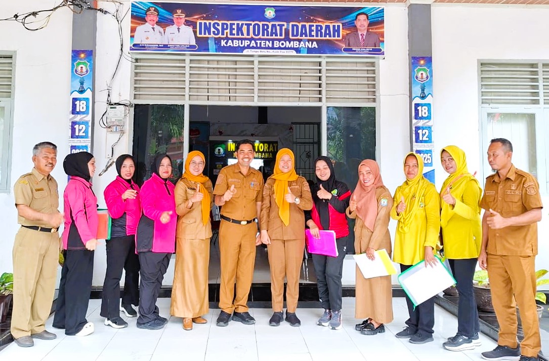 Ketgam: Foto bersama di Depan Kantor Inspektorat Bombana usai dilakukan penilaian dalam lomba kebersihan antar OPD, Jum'at 19 Desember 2025