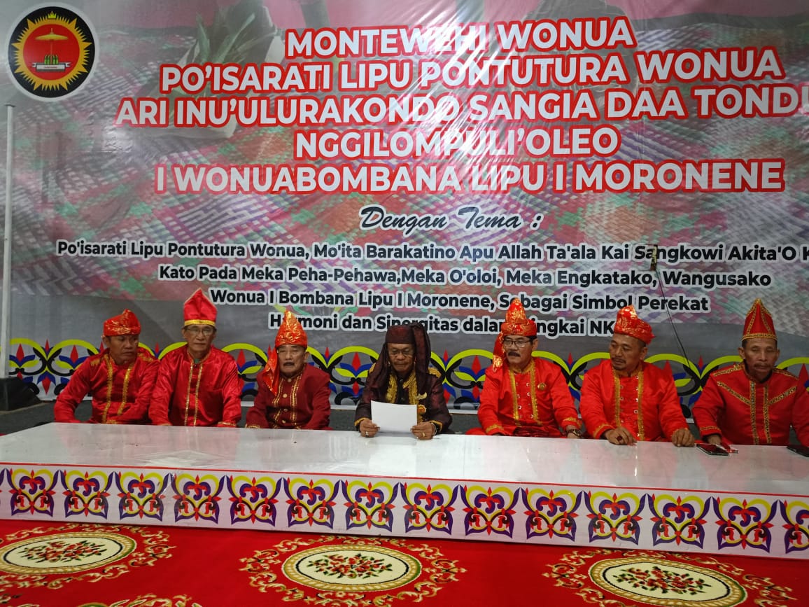 Ketgam: Raja Moronene XXXIII Puano Rumbia VII PYM. Apua Mokole Alfian Pimpie, (tengah) Pada saat konferensi pers di Rumah Adat Moronene, Kelurahan Taubonton, Kabupaten Bombana. Sabtu 07 Desember 2025.