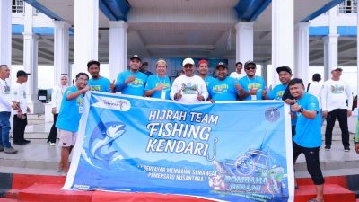 Ketgam: Foto Bersama Bupati Bombana Ir. H. Burhanuddin, M.Si (Baju Kaos Putih, Tengah) Bersama Peserta Usai Pembukaan Kegiatan Berani Fishing Festival 2025 di Eks MTQ Kabupaten Bombana, Jum'at 05 Desember 2025