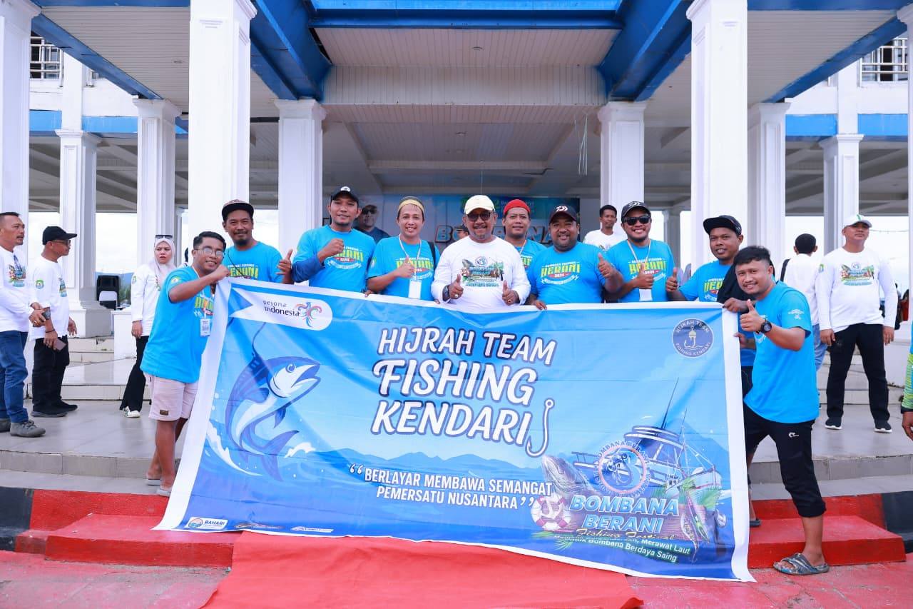 Ketgam: Foto Bersama Bupati Bombana Ir. H. Burhanuddin, M.Si (Baju Kaos Putih, Tengah) Bersama Peserta Usai Pembukaan Kegiatan Berani Fishing Festival 2025 di Eks MTQ Kabupaten Bombana, Jum'at 05 Desember 2025