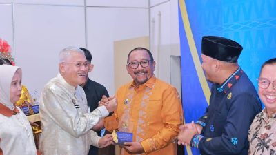 Ketgam: Bupati Bombana (Kemeja Batik Orange) Ir. H. Burhanuddin, M.Si Saat Menerima Penghargaan yang Diserahkan Langsung Oleh Sekrtaris Daerah Sulawesi Tenggara Drs. H Asrun Lio., M.Hum.,Ph.D, dalam Penganugerahan Keterbukaan Informasi Publik 2025 di Ballroom Hotel Claro Kendari, Senin 16 Desember 2025
