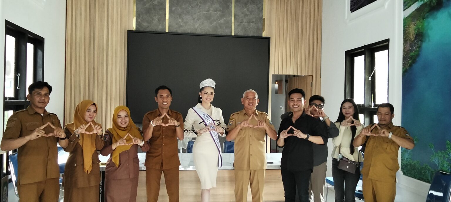 Kadisparpora Kabupaten Bombana, Anton Ferdinan saat menerima kunjungan dari finalis calon Putri Indonesia Tahun 2026 di kantornya Senin kemarin.
