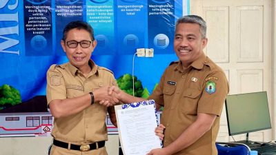 Ketgam: Kepala Dinas Lama (Kanan) Abdul Muslikh, S.Pd., M.P.W., Kepala Dinas Baru (Kiri) Ir. Muhammad Siarah, M.Si. Saat serah terima jabatan di aulakantor dinas kominfo kabupaten bombana, selasa 10 februari 2026.