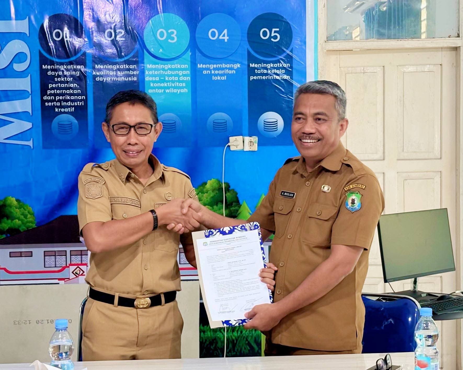 Ketgam: Kepala Dinas Lama (Kanan) Abdul Muslikh, S.Pd., M.P.W., Kepala Dinas Baru (Kiri) Ir. Muhammad Siarah, M.Si. Saat serah terima jabatan di aulakantor dinas kominfo kabupaten bombana, selasa 10 februari 2026.