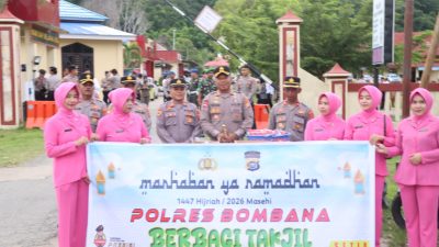 Polres Bombana Bagikan Takjil, Eratkan Silaturahmi dengan Masyarakat