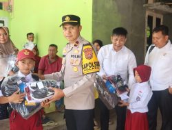 Polri Salurkan Bantuan Pendidikan untuk Siswa di Lokasi Pembangunan Jembatan Kolaka