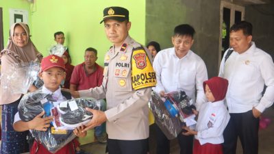 Polri Salurkan Bantuan Pendidikan untuk Siswa di Lokasi Pembangunan Jembatan Kolaka