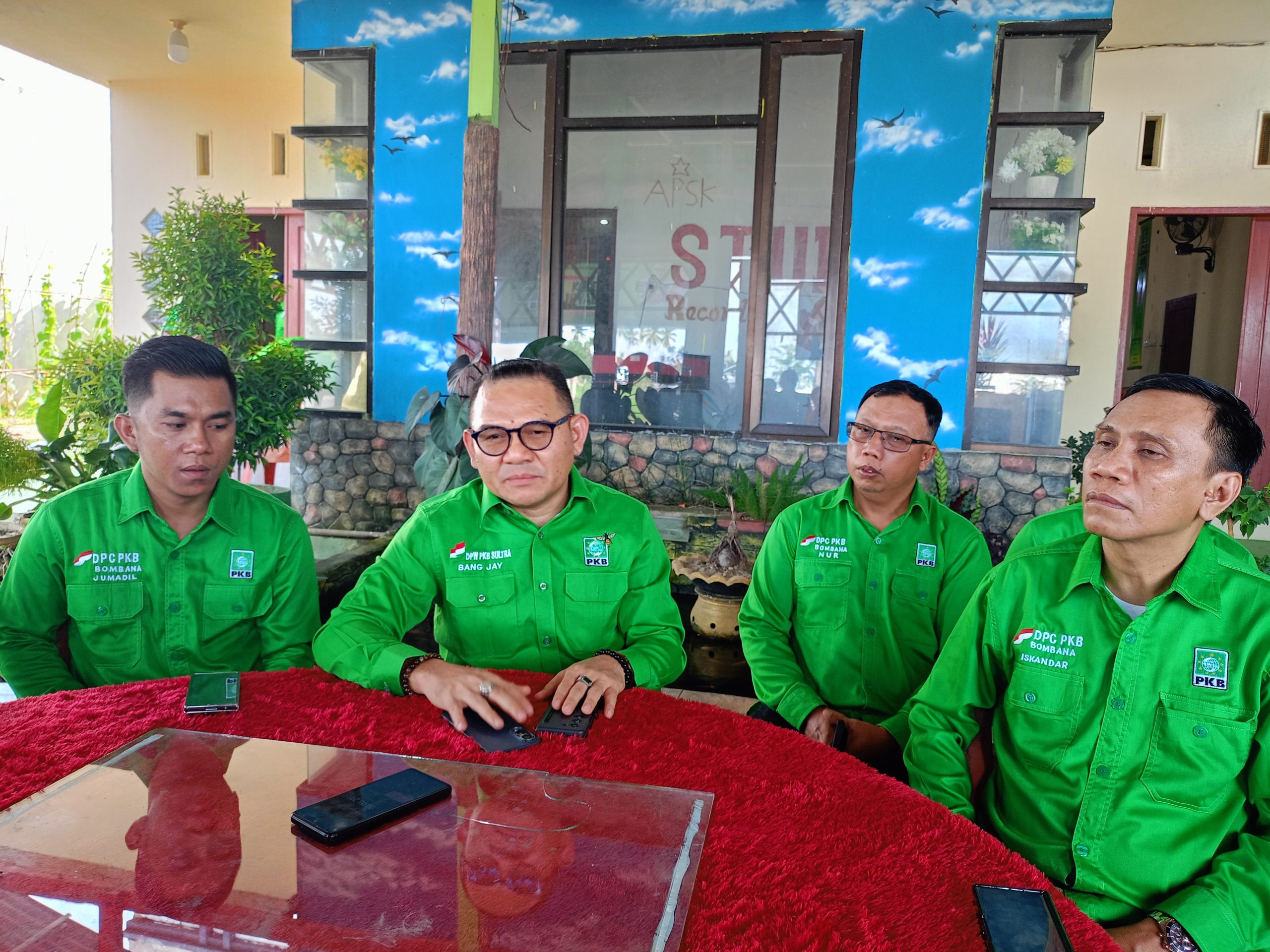 Ketgam: dari kiri Anggota DPRD Bombana Jumadil, Ketua DPW Partai PKB Sultra Jaelani, Anggota DPRD Bombana Nurkolis, Ketua DPC Partai PKB Bombana Iskandar.