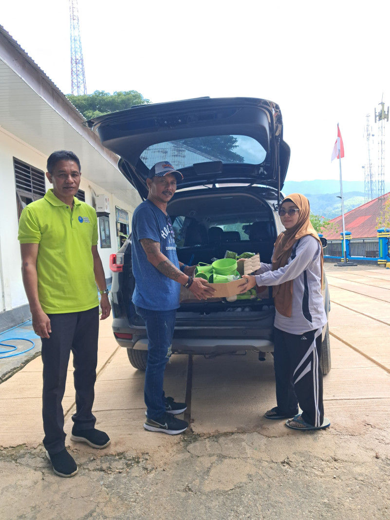 Ketgam: Anggota DPRD Bombana dari Partai Nasdem (Tengah) Ambo Lolo saat Menerima Penyerahan secara Simbolis Bantuan Sembako dan Perlengkapan Rumah Tangga Untuk Warga Di Dapilnya. Jum'at 06 Maret 2026.