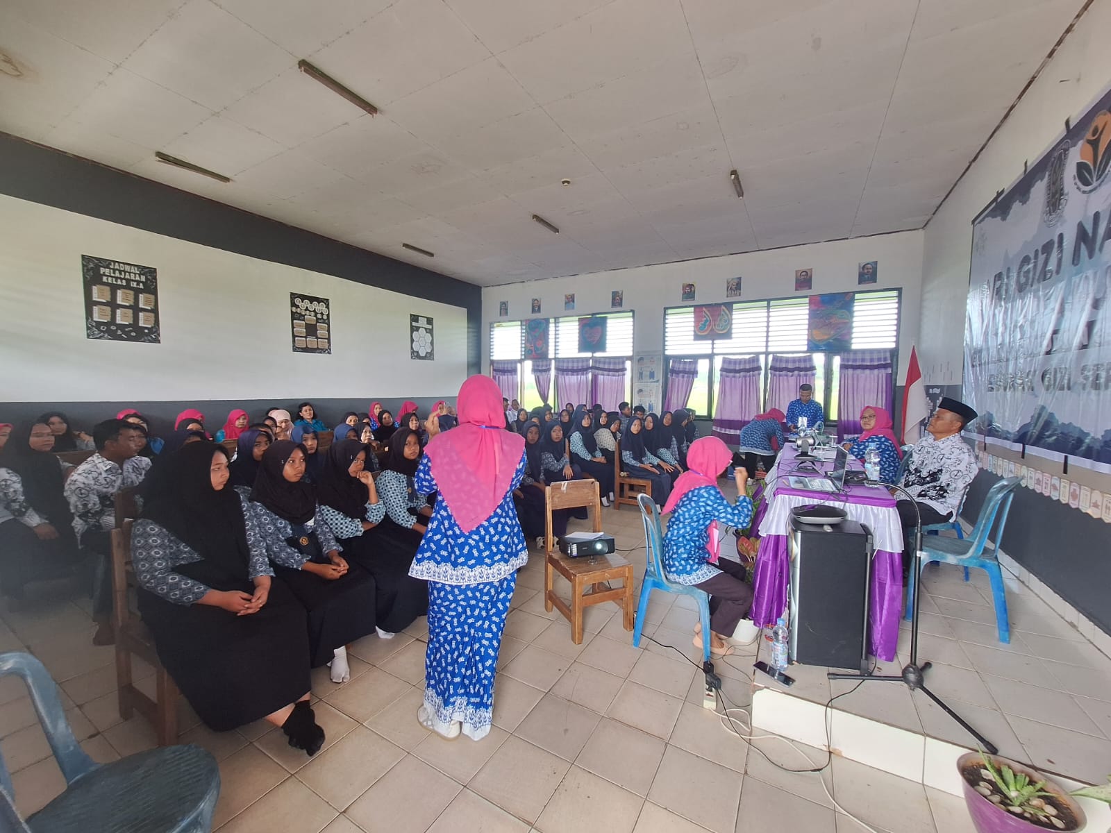 Tenaga kesehatan melakukan pemeriksaan kesehatan gratis kepada peserta kegiatan saat peringatan Hari Gizi Nasional yang dipusatkan di MTs Nurul Jamil Bombana, Kecamatan Poleang Timur.