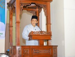Wakil Gubernur Sultra Hugua dan Wakil Bupati Ahmad Yani Salat Tarawih Bersama Warga Bombana
