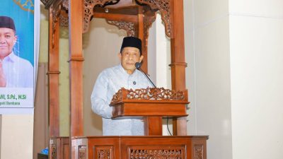 Wakil Gubernur Sultra Hugua dan Wakil Bupati Ahmad Yani Salat Tarawih Bersama Warga Bombana