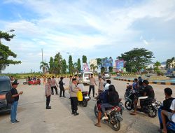 Polres Bombana Bagikan Takjil untuk Warga di Bundaran Tugu Munajah